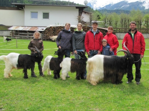 Gruppenfoto mit Stefanie Ludwig, Laura u. Julia Baumann, Bernhard, Josef, Verena und Jonas Gröbl